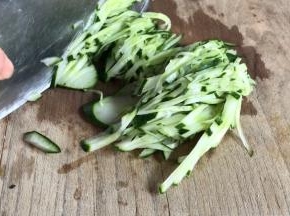 黄瓜洗净后切成丝