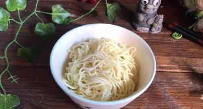 把浸泡好的面条捞出，装入碗中