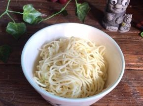 把浸泡好的面条捞出，装入碗中