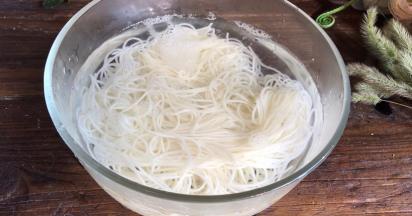 捞出放入凉开水中浸泡至凉