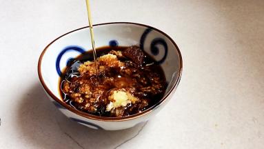 最后加入香油，香油是这碗蒜泥汁好吃的不二法宝。