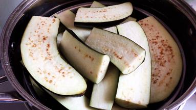 锅上气，放入蒸屉，大火蒸八分钟。