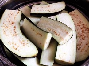 锅上气，放入蒸屉，大火蒸八分钟。