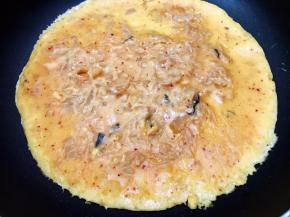 中小火煎至7.8成凝固