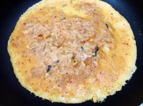 中小火煎至7.8成凝固