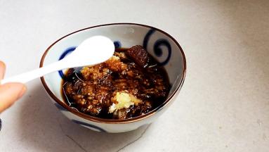 味精，一点点味精提鲜，不能过多，味精过多会导致蒜泥味道鲜而不香，一点点味道刚好。