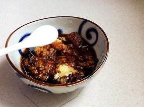 味精，一点点味精提鲜，不能过多，味精过多会导致蒜泥味道鲜而不香，一点点味道刚好。