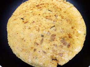 轻轻晃动锅子，饼身和锅分离后翻一面再继续煎1到2分钟即可