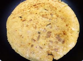 轻轻晃动锅子，饼身和锅分离后翻一面再继续煎1到2分钟即可