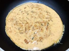 油热后倒入面糊