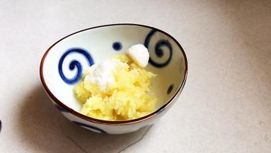 蒜泥中加入白糖，加白糖有增香、回甘的作用。