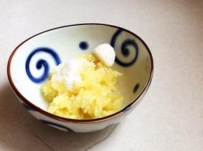 蒜泥中加入白糖，加白糖有增香、回甘的作用。