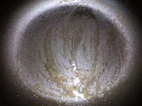 平底锅里刷一层薄油