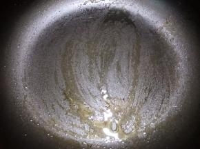 平底锅里刷一层薄油