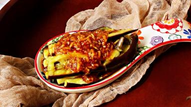 码盘，浇上蒜泥汁，吃的时候拌匀即可。蒜香味浓，咸鲜回甘，不油腻，特别爽口开胃，适合夏季食用。