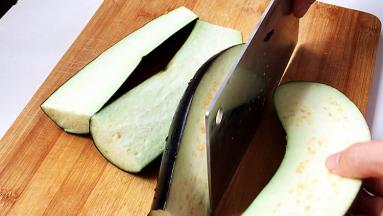 长条茄子切两段，再对切两半。