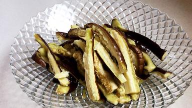 晾凉的茄子，用手撕成长条。