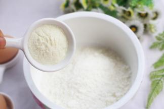 米粉放入大碗中，加入2勺澳优能立多G4奶粉。