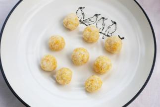 将搅拌好的米粉搓成大小均等的圆球。