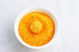 裹上一层面包糠。