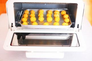 推入预热好的烤箱，180度烤5分钟，香香脆脆的米粉球就做好啦。