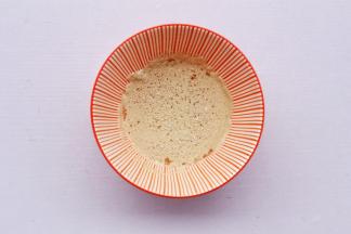 酵母温水泡发。