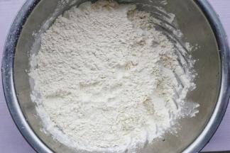 面粉倒入大盆中。
