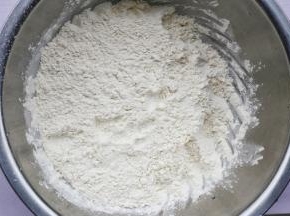 面粉倒入大盆中。