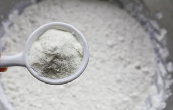 加入澳优能立多G4奶粉和酵母水。