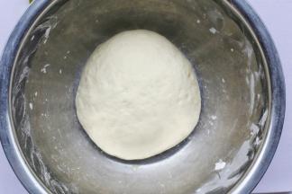 和成柔软的面团。