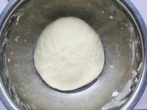 和成柔软的面团。