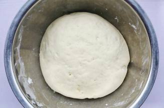 放到温暖处发酵至2倍大再进行第二次发酵。
