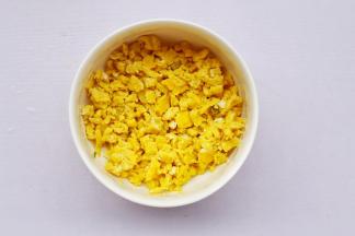 鸡蛋煎熟，切碎。