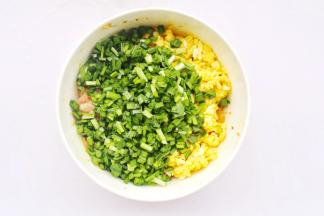 猪肉剁碎加适量料酒生抽盐腌制，韭菜和鸡蛋加入。