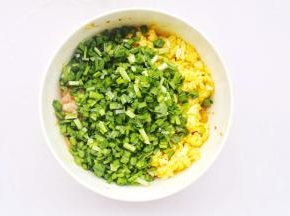 猪肉剁碎加适量料酒生抽盐腌制，韭菜和鸡蛋加入。
