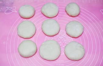 发酵两次的面团加适量小苏打水，揉5分钟，搓成长条，切成大小均等的剂子。