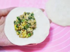 放馅料。