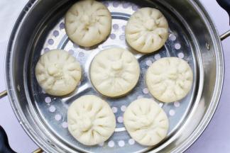 锅中放入清水，冷水上锅放入包子大火蒸熟，关火后焖5分钟，再揭盖子。