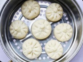 锅中放入清水，冷水上锅放入包子大火蒸熟，关火后焖5分钟，再揭盖子。