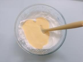 拌好的面糊倒入2/3的蛋白霜中，用一样手法，拌至蛋白与面糊完全融合