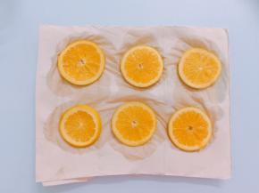 取5片制作好的橙片，用厨房纸吸干多余水分。过多的水分会泡稀周围蛋糕面糊