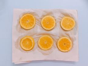 取5片制作好的橙片，用厨房纸吸干多余水分。过多的水分会泡稀周围蛋糕面糊