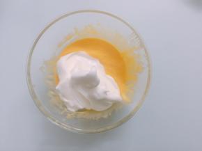 取1/3的蛋白霜放入蛋黄糊中，用硅胶刮刀翻拌、切拌手法搅拌均匀