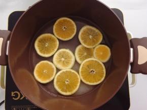 锅中倒入300g水然后加入100g细砂糖，把切好的橙片放进去，小火慢慢煮。注意翻面，我是用筷子小心的夹起翻面。火不可以太大，不然橙皮的果肉部分容易散