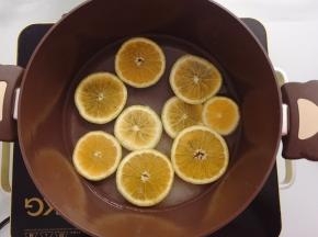 锅中倒入300g水然后加入100g细砂糖，把切好的橙片放进去，小火慢慢煮。注意翻面，我是用筷子小心的夹起翻面。火不可以太大，不然橙皮的果肉部分容易散