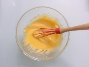 倒入蛋黄，继续用打蛋器一样是“十”手法搅拌均匀