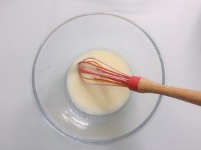 将牛奶、植物油、倒入碗内，用打蛋器搅拌均匀至乳化状态
