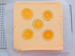 蛋糕烤好后迅速从烤箱取出蛋糕，垂直摔一下震出热气，然后立即拉着油纸移到烤网上，撕掉油纸