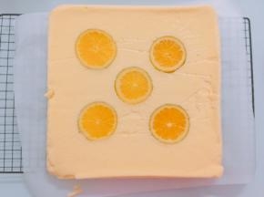 蛋糕烤好后迅速从烤箱取出蛋糕，垂直摔一下震出热气，然后立即拉着油纸移到烤网上，撕掉油纸