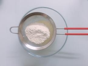 筛入低筋面粉